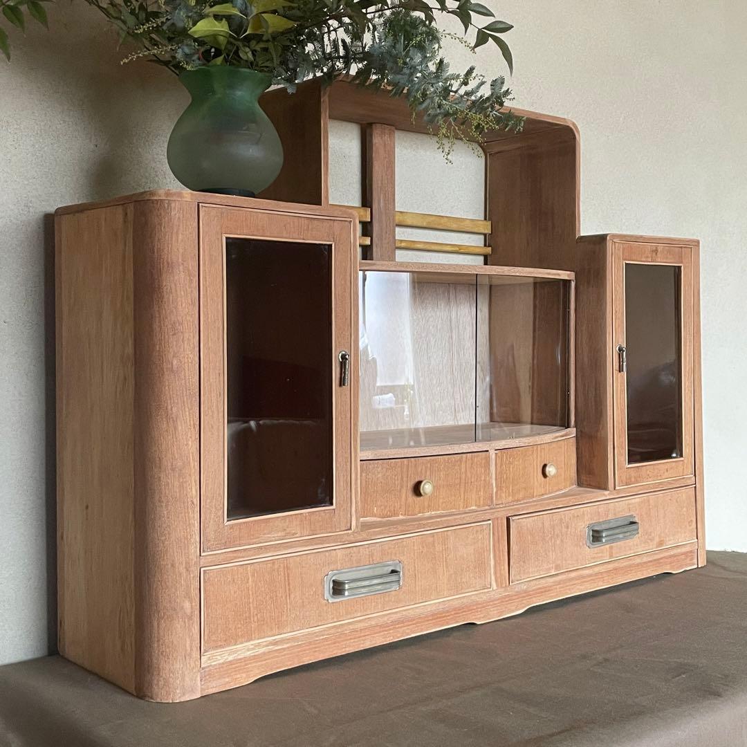 アーチガラスのアンティークキャビネット