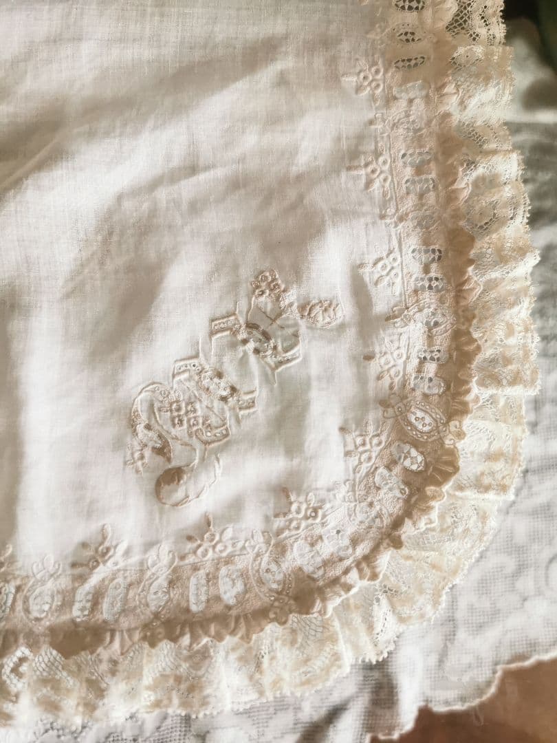 アンティーク 奇跡の極細糸刺繍 極小盛上げスカラップ 美しいウェディングハンカチ