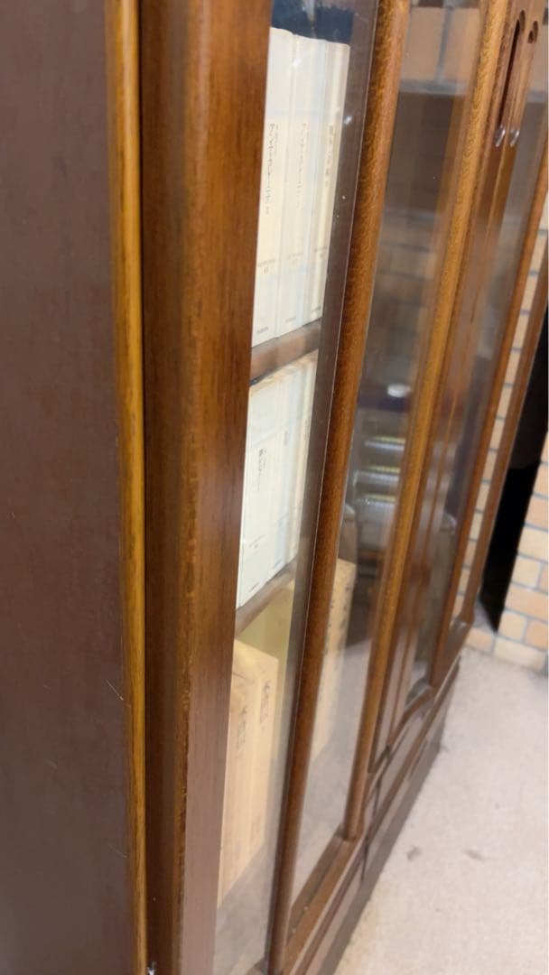 【至急処分】木製ガラス扉本棚 引き出し付き 状態良い，お買い得価格