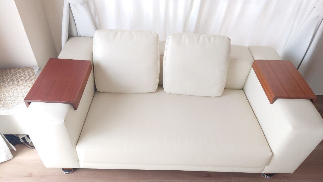 NOYES ホワイト合成皮革2人掛けソファ オットマンとサイドウッドテーブル板付