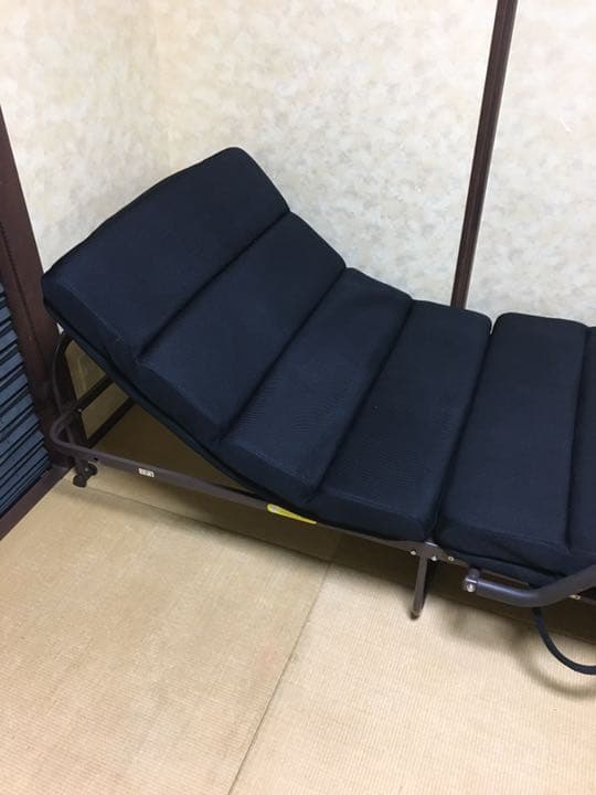 折りたたみベッドです(今なら「布団一式セット」お付け致します