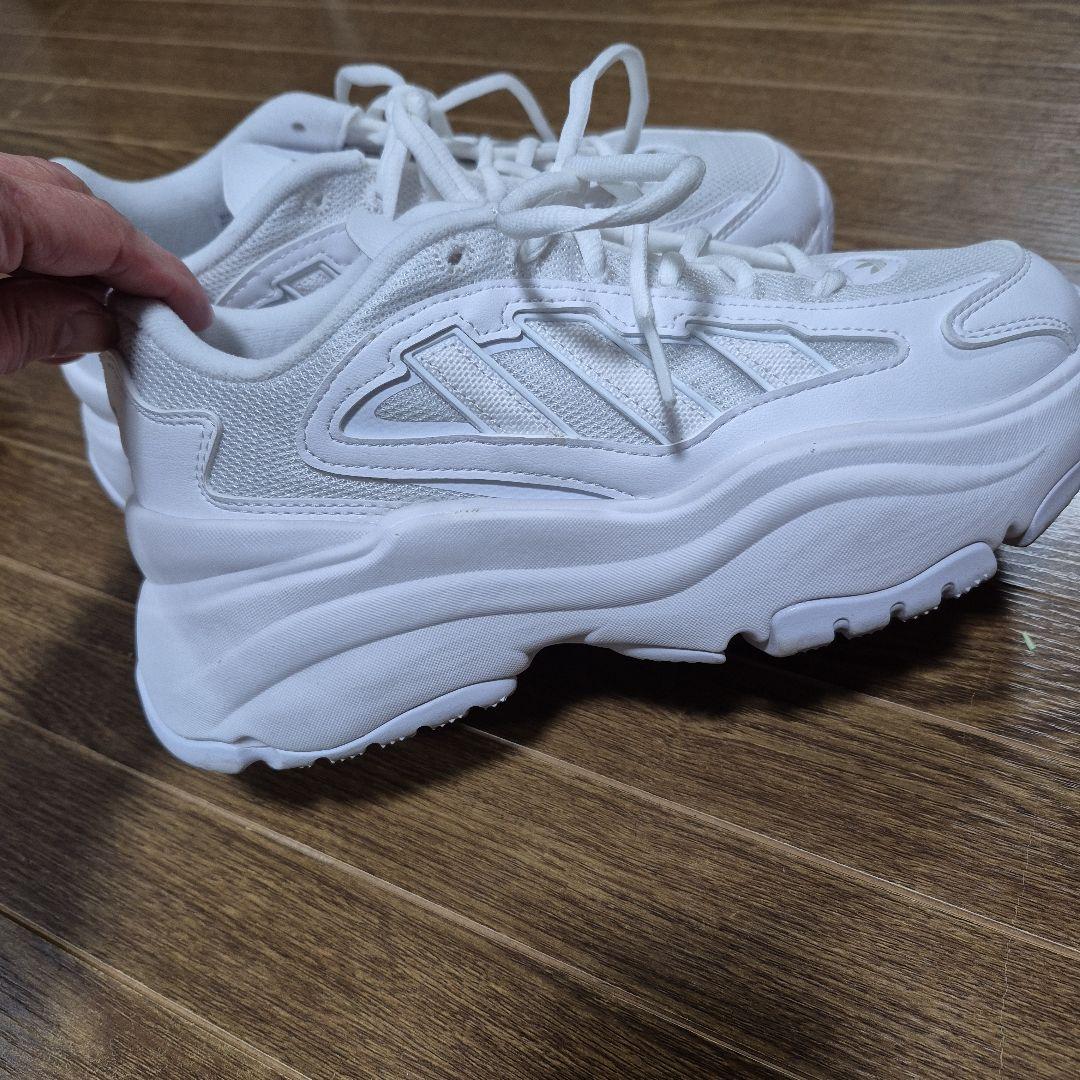 adidas ホワイト スニーカー
