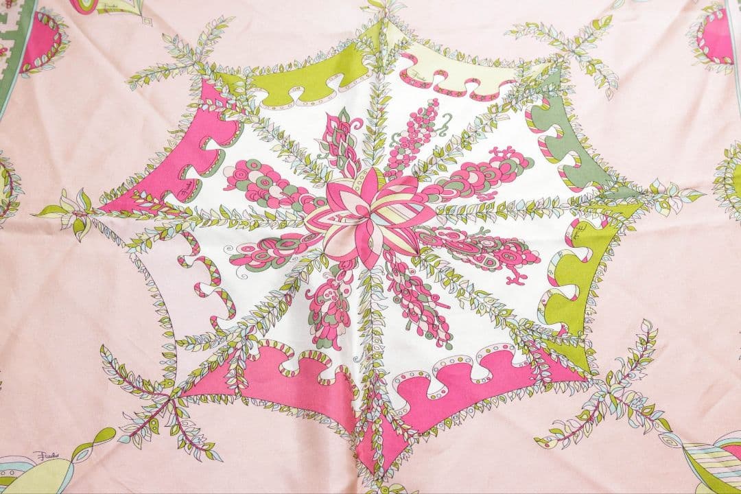 美品エミリオ・プッチ シルクスカーフ 花柄