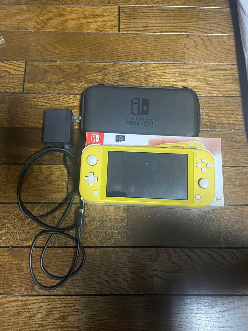 Switchライト 黄色 ケース、SDカード付き