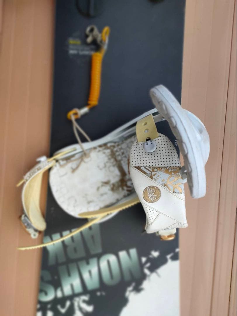 再値引き　スノーボード　板　ノアズアーク　Burton