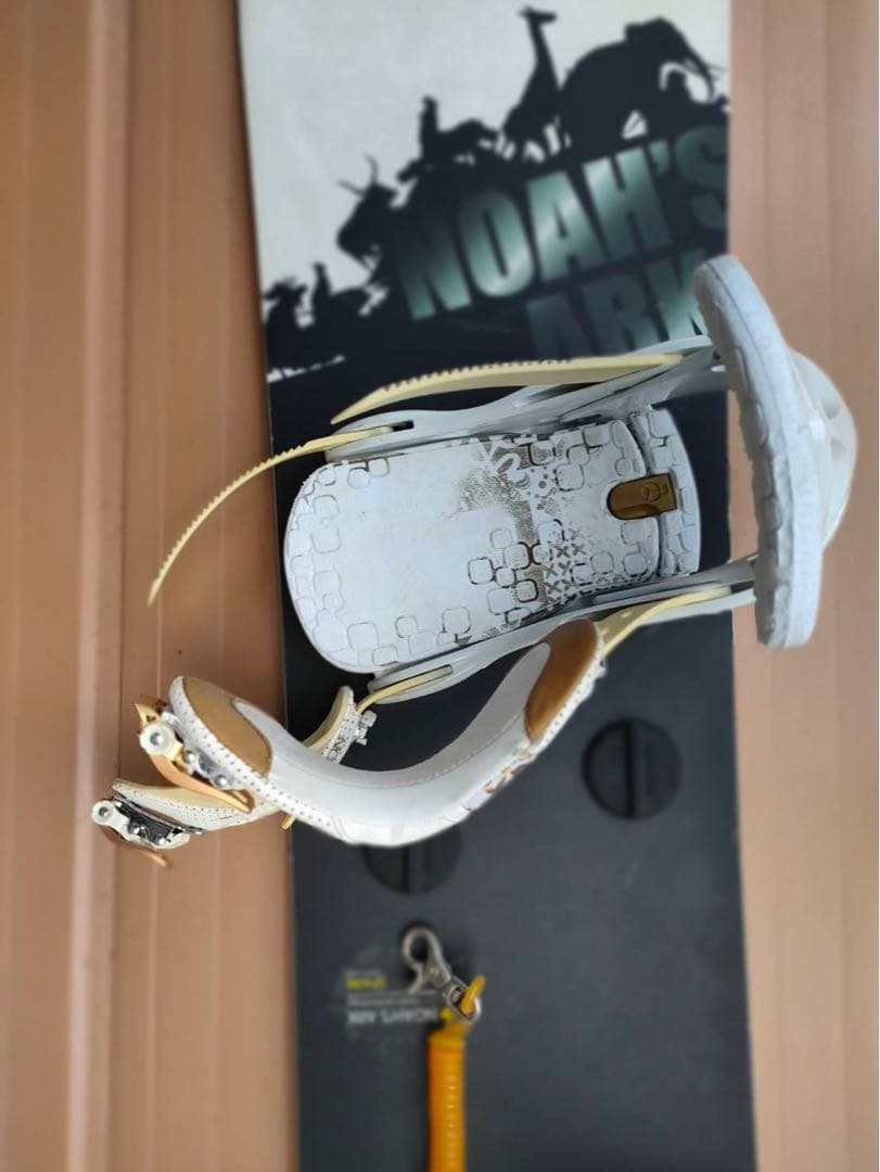 再値引き　スノーボード　板　ノアズアーク　Burton
