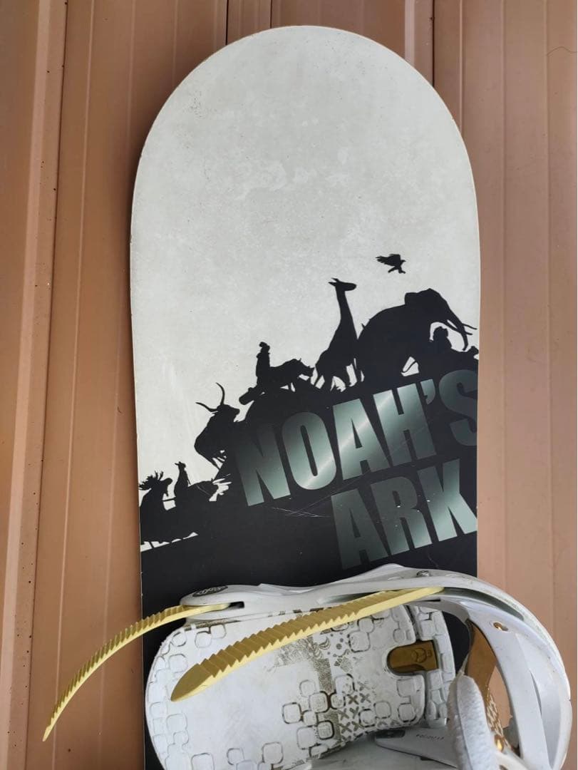 再値引き　スノーボード　板　ノアズアーク　Burton
