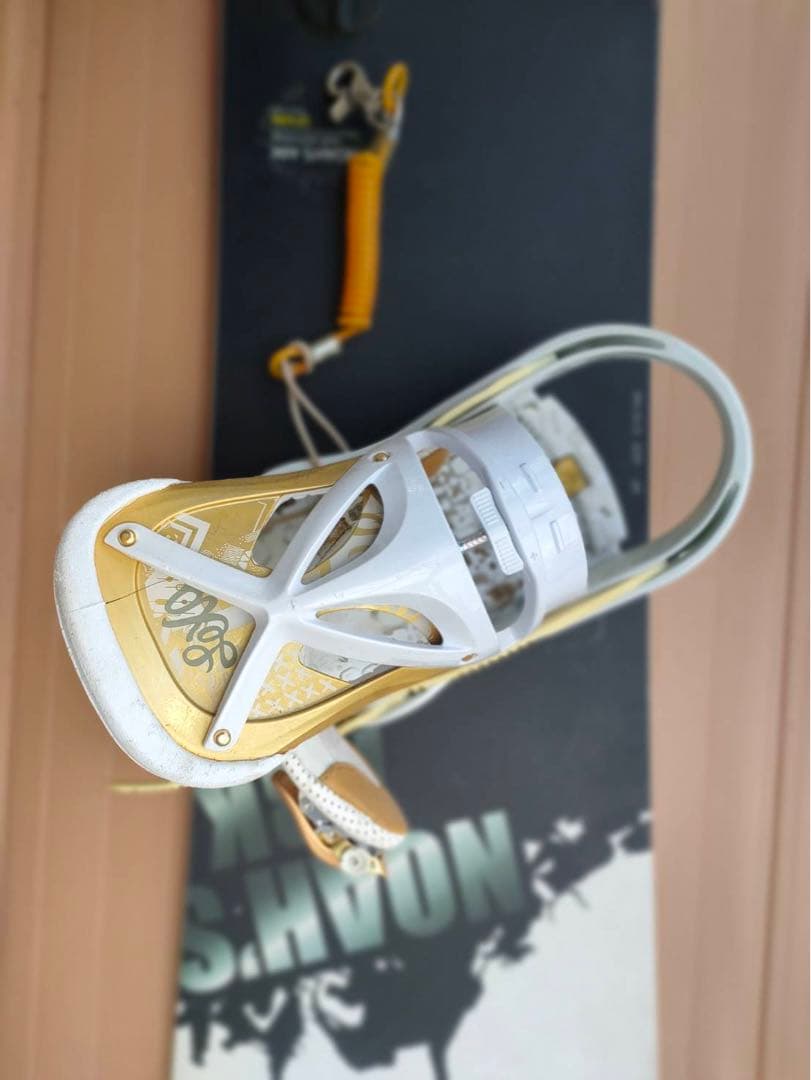 再値引き　スノーボード　板　ノアズアーク　Burton