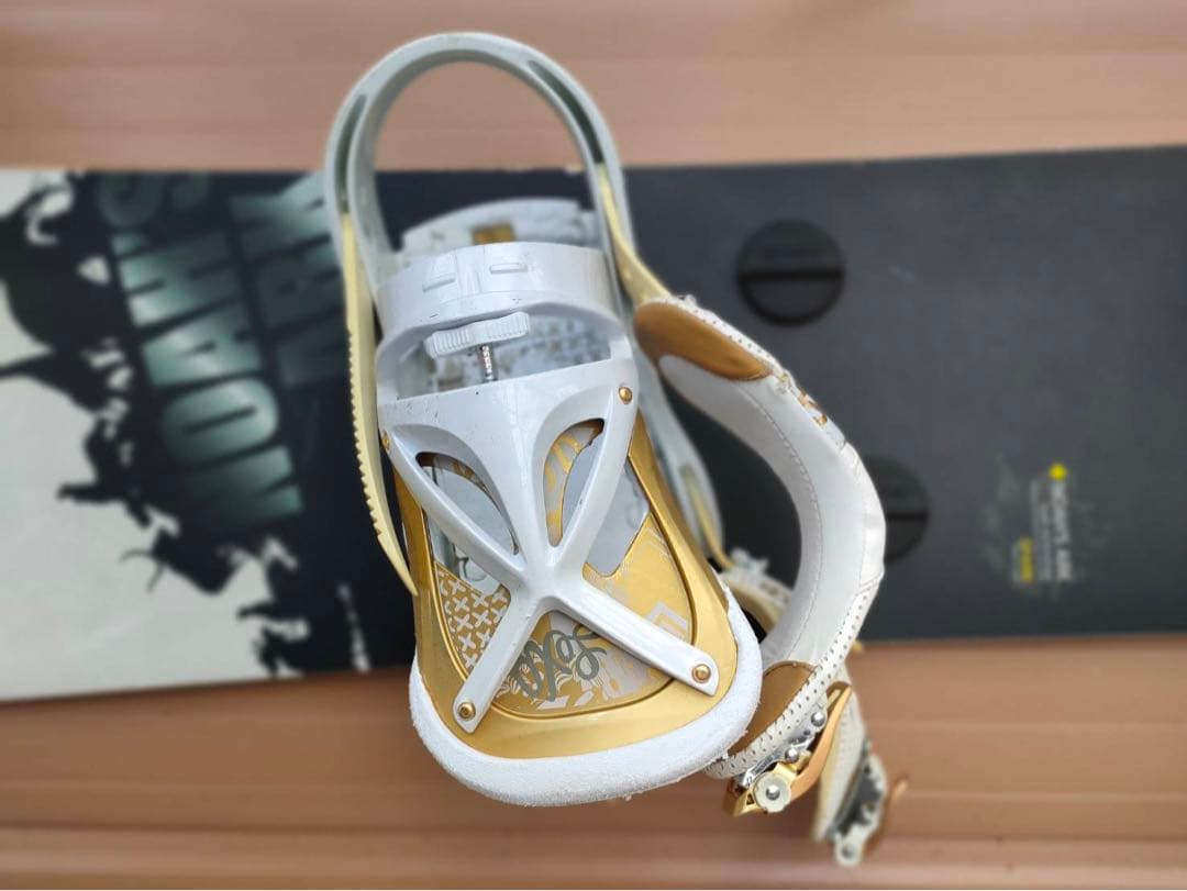 再値引き　スノーボード　板　ノアズアーク　Burton