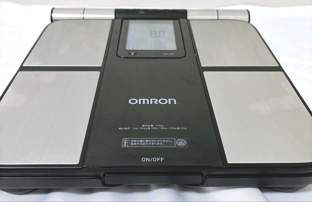 【良品】OMRON 体脂肪計　体組成計　HBF-702T カラダスキャン