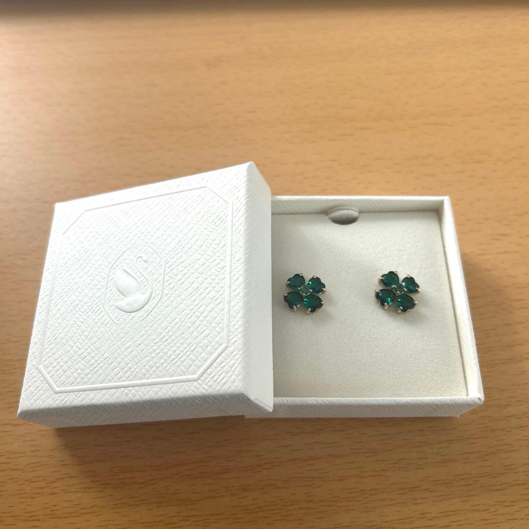 スワロフスキー　ピアス　クローバー　可愛い　キレイ　緑　自然　花　“定価の半額”