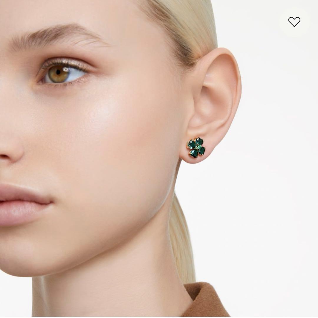 スワロフスキー　ピアス　クローバー　可愛い　キレイ　緑　自然　花　“定価の半額”
