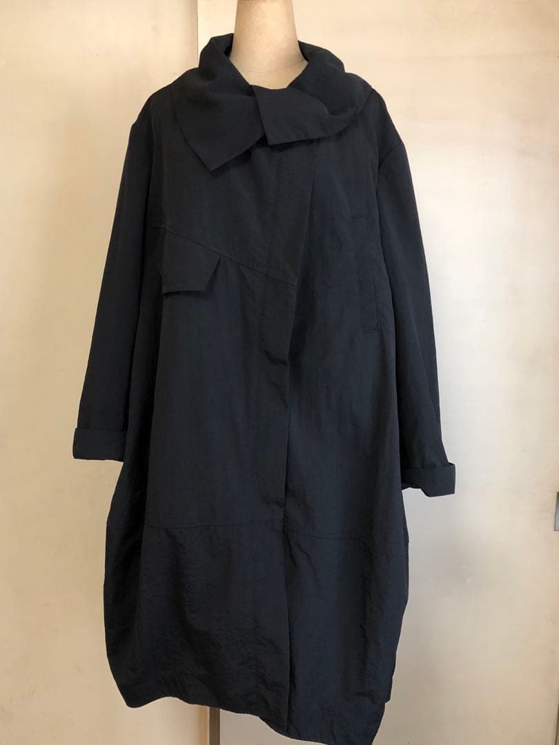 美品　m-mefu 芽風　ビッグカラーナイロンコクーンコート　ブラック　40