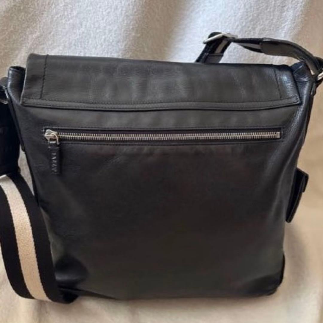 美品✨バリー レザー 本革 メッセンジャーバッグ　　黒 クロスボディ　チャーム