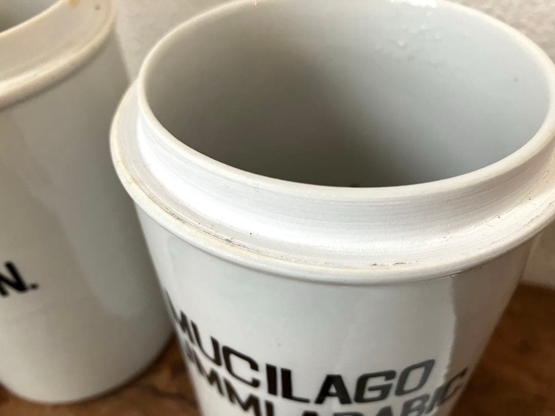 白磁のアンティークキャニスター