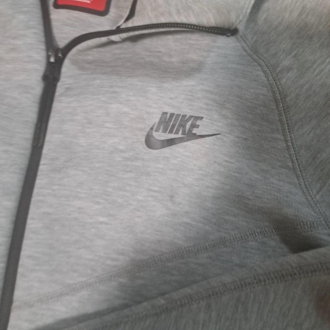 NIKE　テックフリースグレー