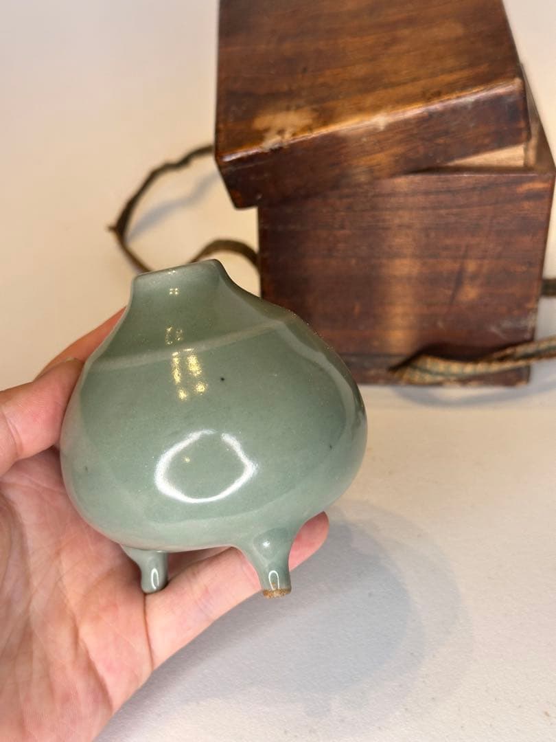 明代 龍泉窯 青磁 三足小瓶 香炉形 茶道具 骨董 共箱付