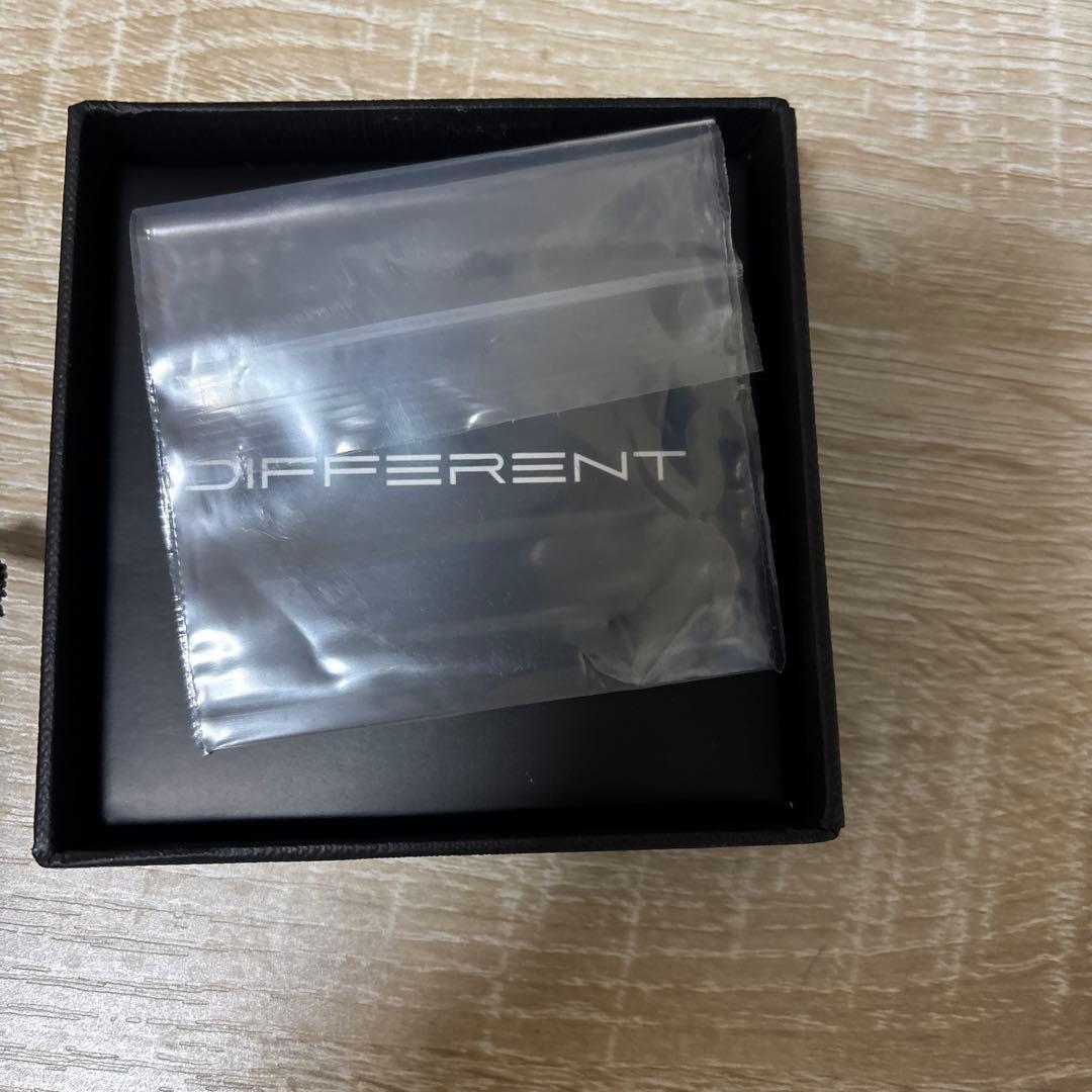 DIFFERENT バングル