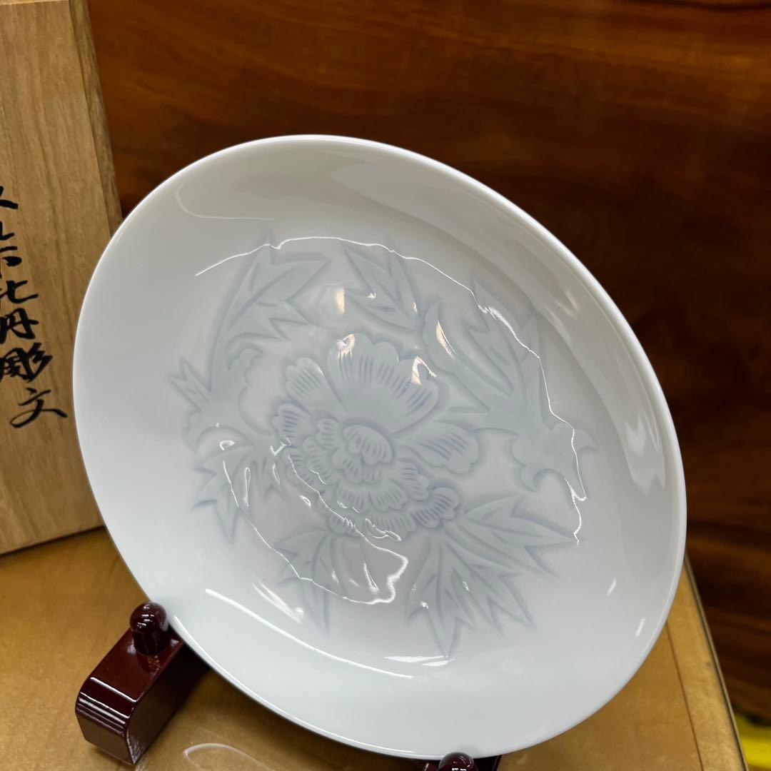 井上萬二作 白磁 染牡丹彫文 額皿 台座付き