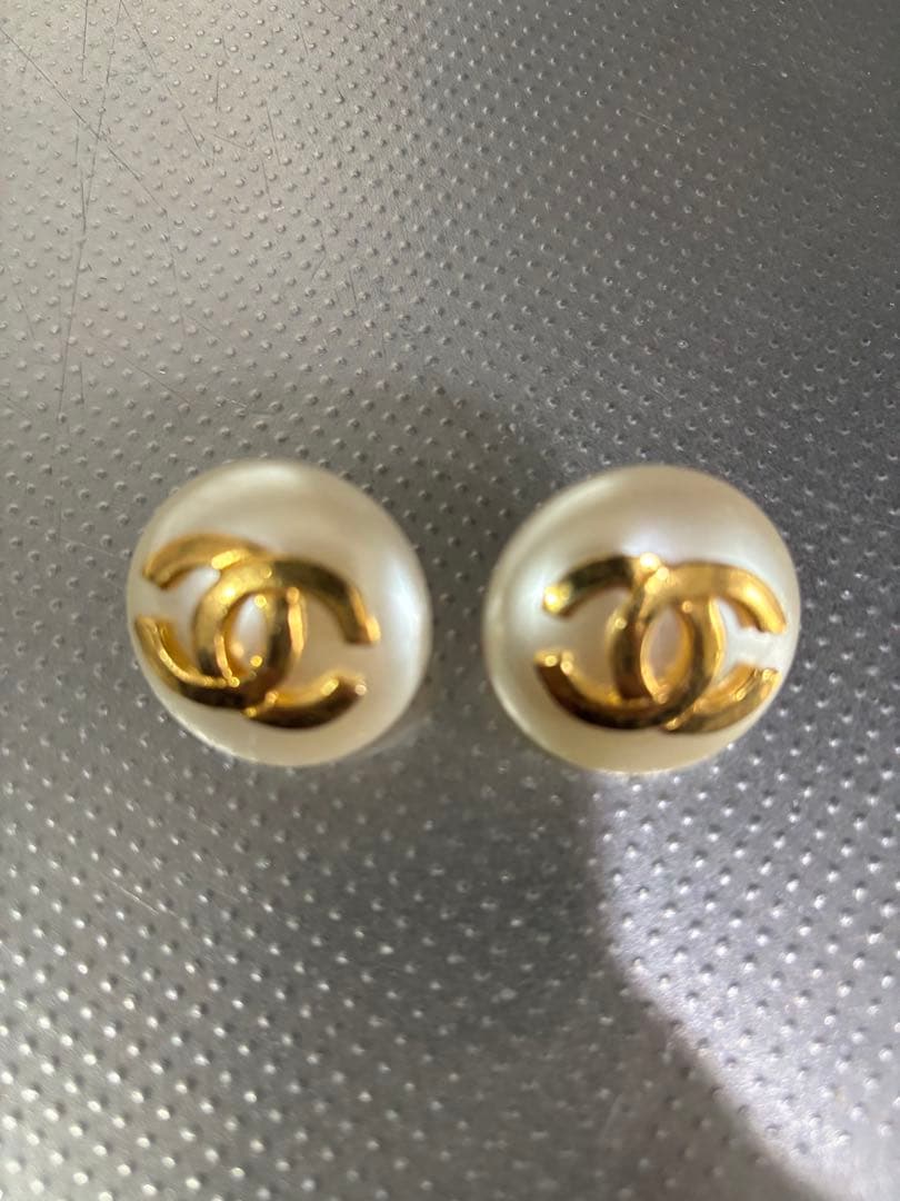 CHANEL パール ロゴ スタッドピアス