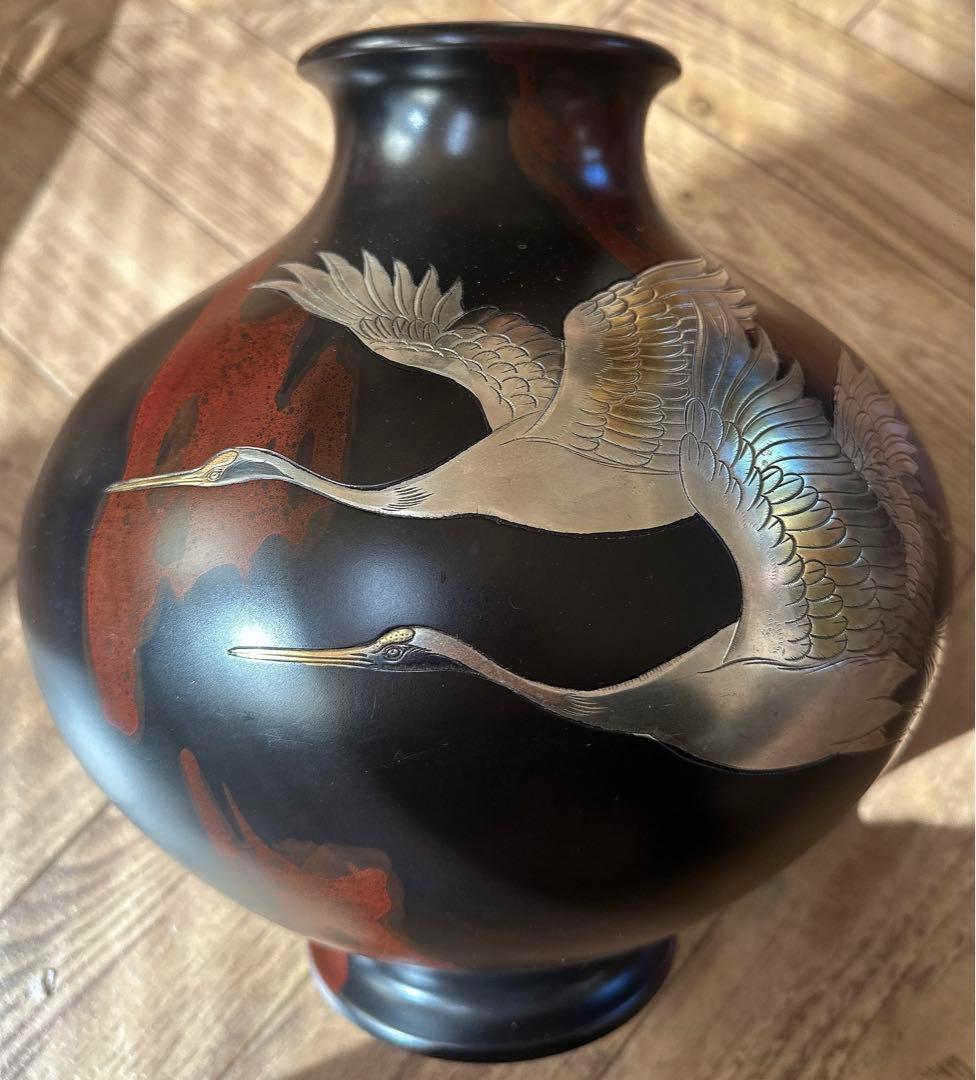 鶴の浮彫り黒い花瓶