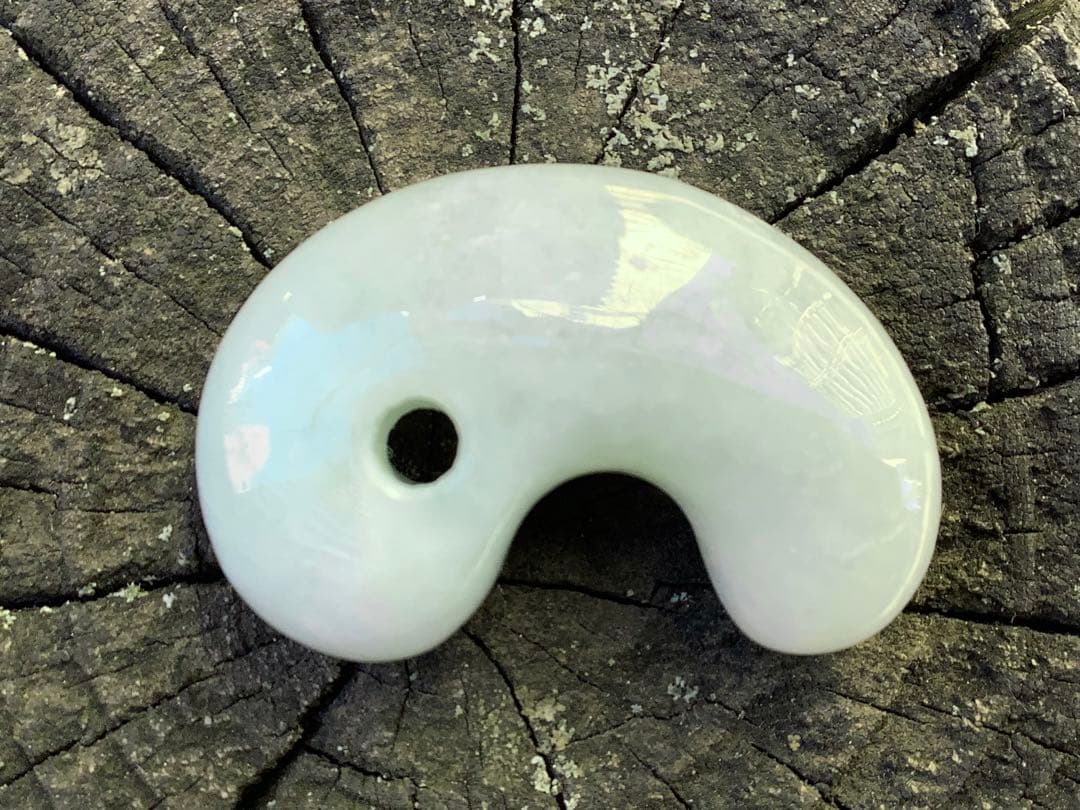 ✳アイスジェイド*淡緑色　１個お身近に　糸魚川翡翠ジェダイト勾玉 極上品　鑑別付