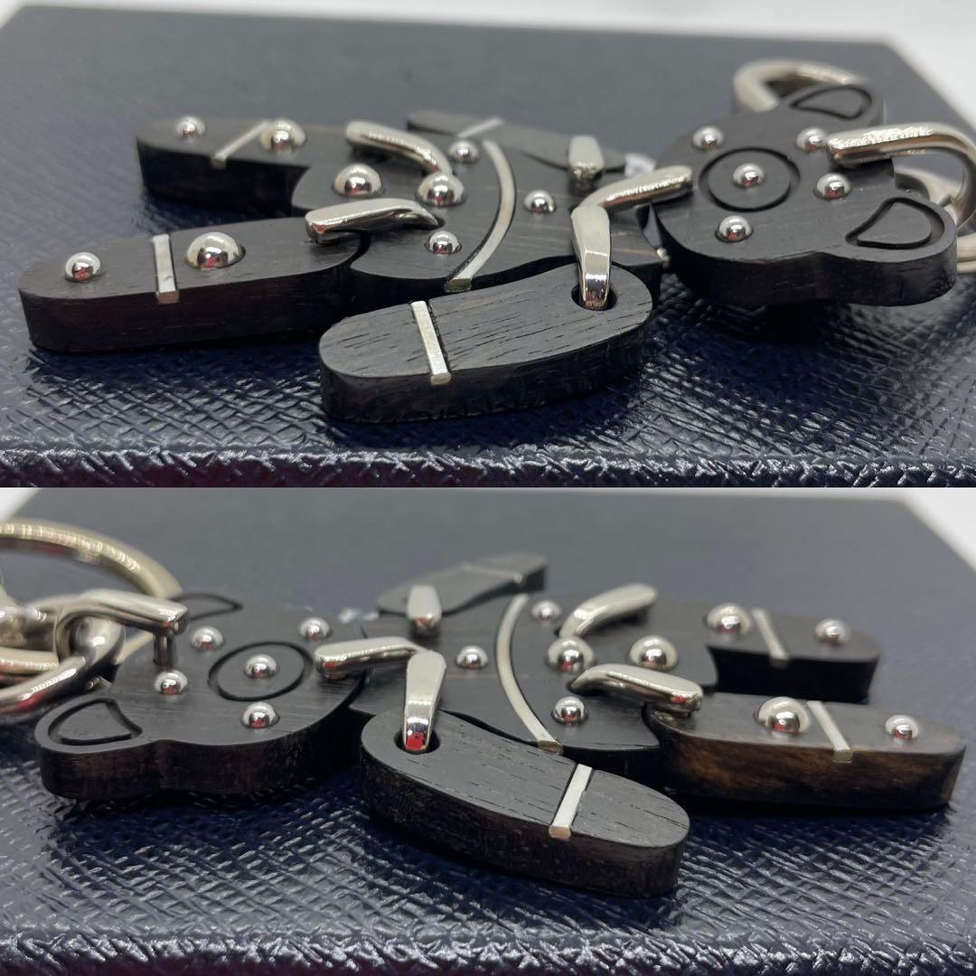 【極美品】プラダ キーホルダー チャーム ウッドチャーム 三角プレート 黒