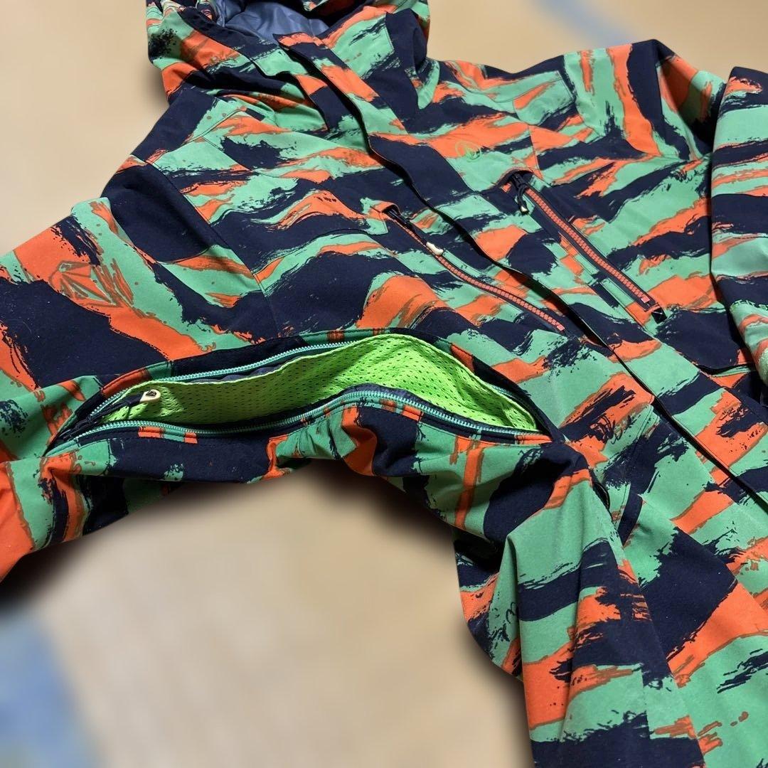 VOLCOM 迷彩柄アウター　スノボ　スノーボード　カモフラ 緑オレンジ