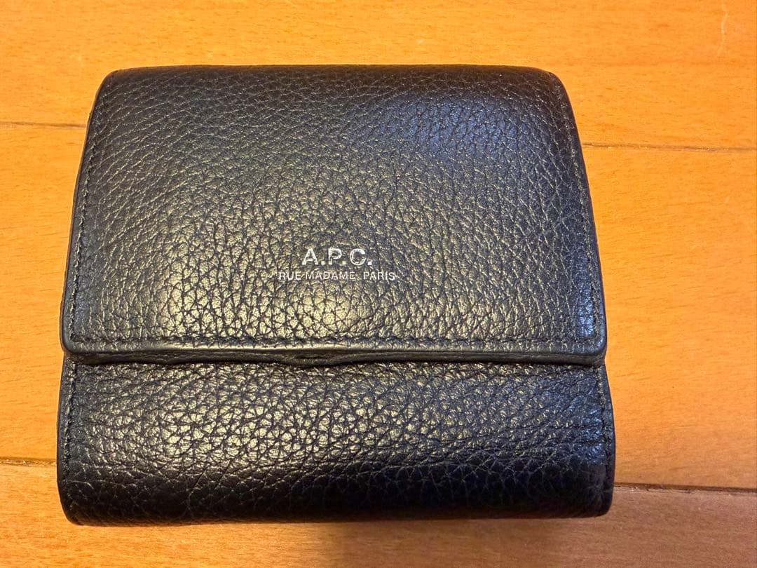 A.P.C. 黒 レザー　三つ折り財布