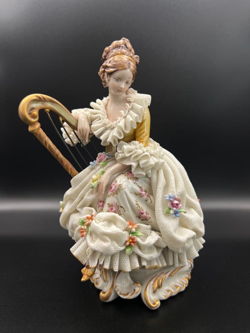 ハープを持つ女性の陶器像