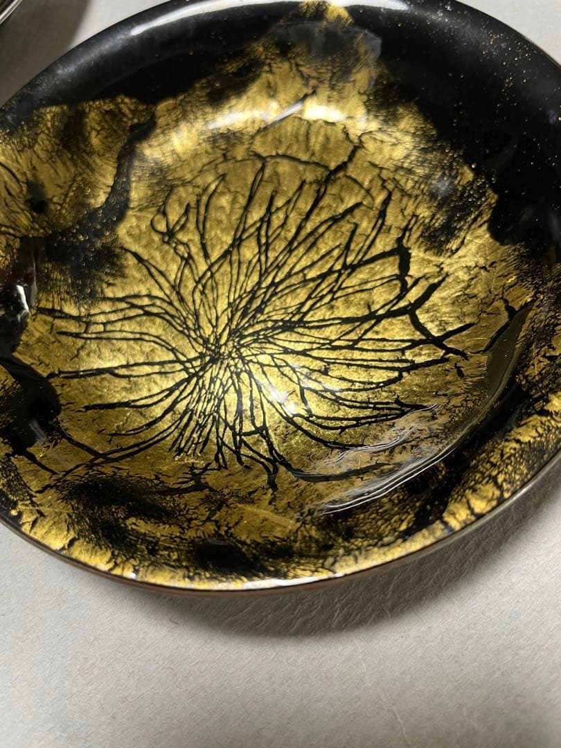 金箔の七宝焼　花模様の黒い皿