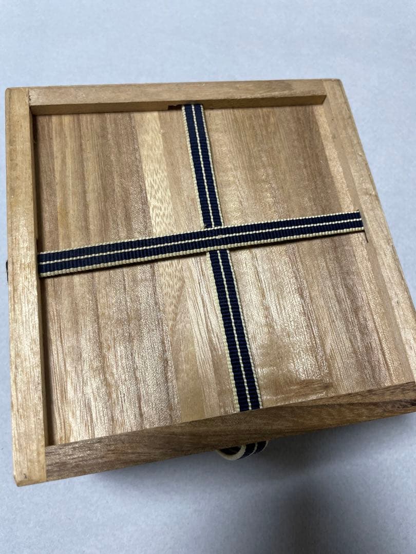 金箔の七宝焼　花模様の黒い皿