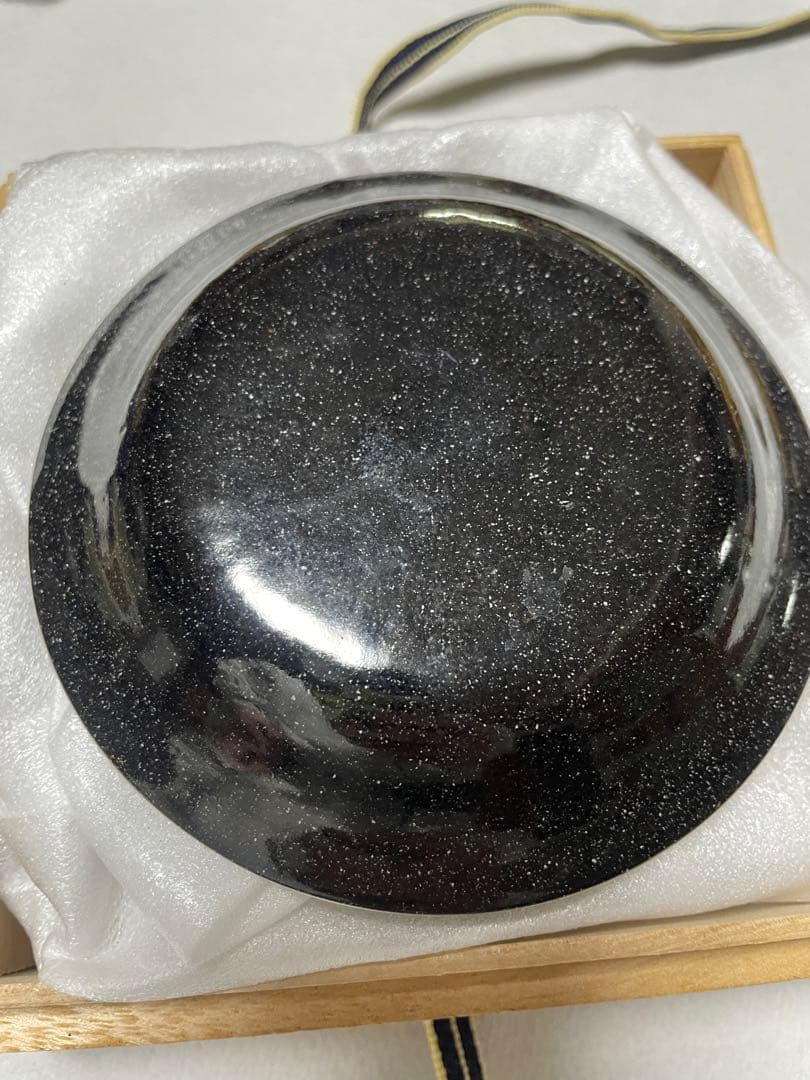 金箔の七宝焼　花模様の黒い皿