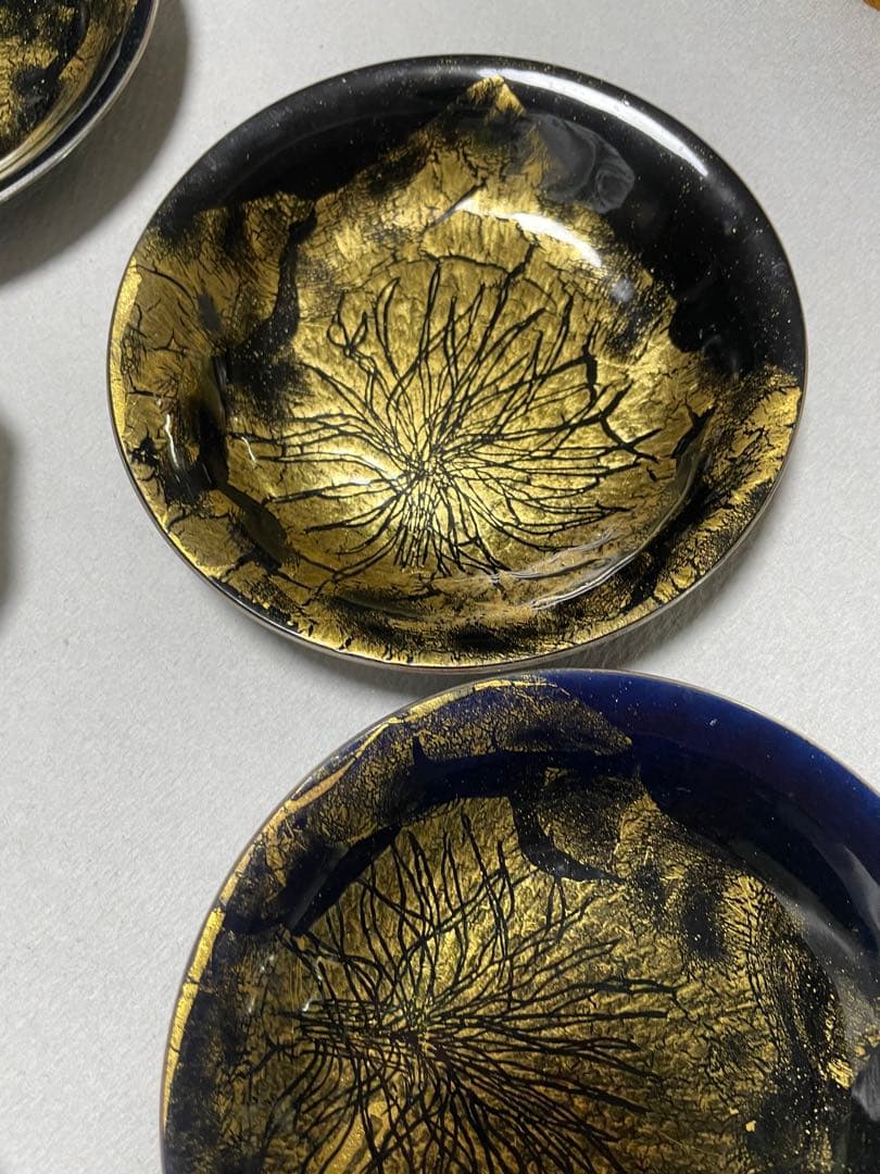 金箔の七宝焼　花模様の黒い皿