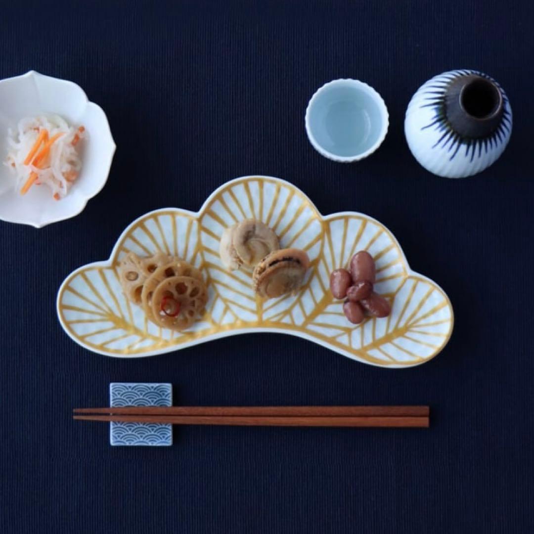 【新品】【大人気】有田焼幸楽窯　錦白金松葉形前菜皿　縁起物