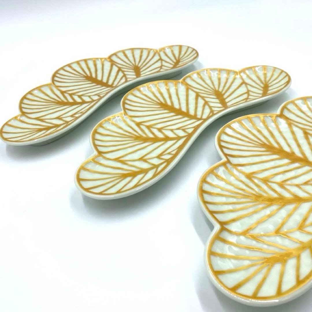 【新品】【大人気】有田焼幸楽窯　錦白金松葉形前菜皿　縁起物