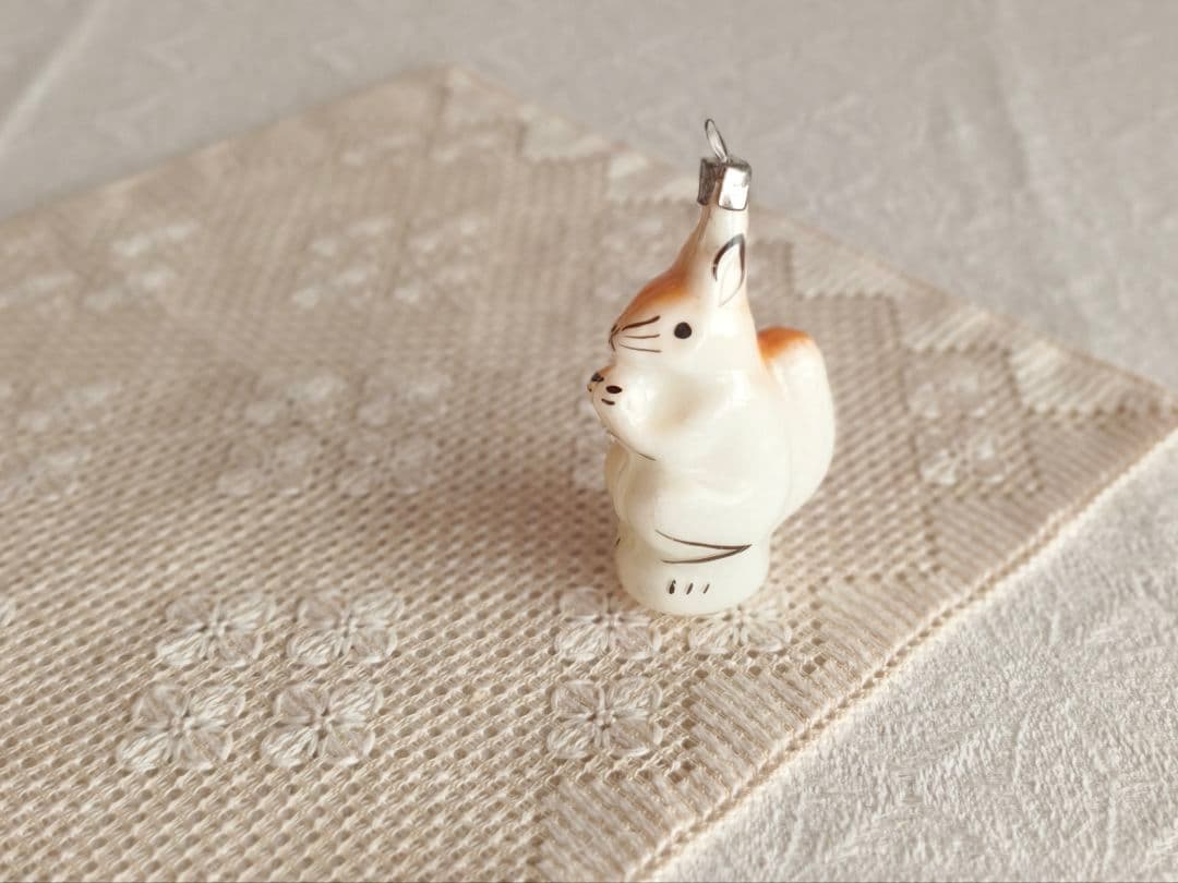 * vintage ornament ୨୧ * ミルク色ガラスの 素敵なリスさん