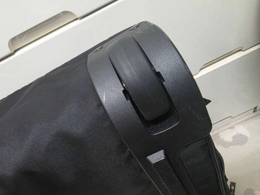 機内持ち込みOK PRADA 2VQ001 ブラック キャリーケース