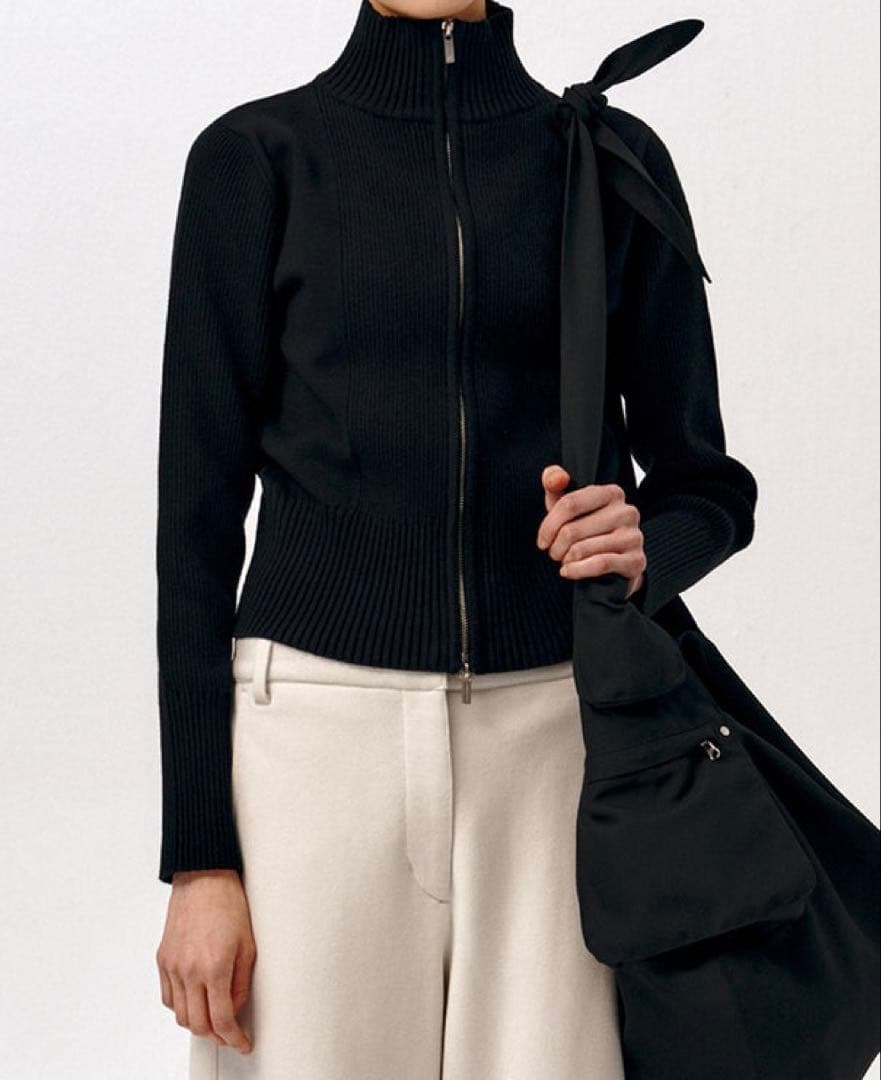トップス LOW CLASSIC HIGH NECK ZIP-UP KNIT TOP