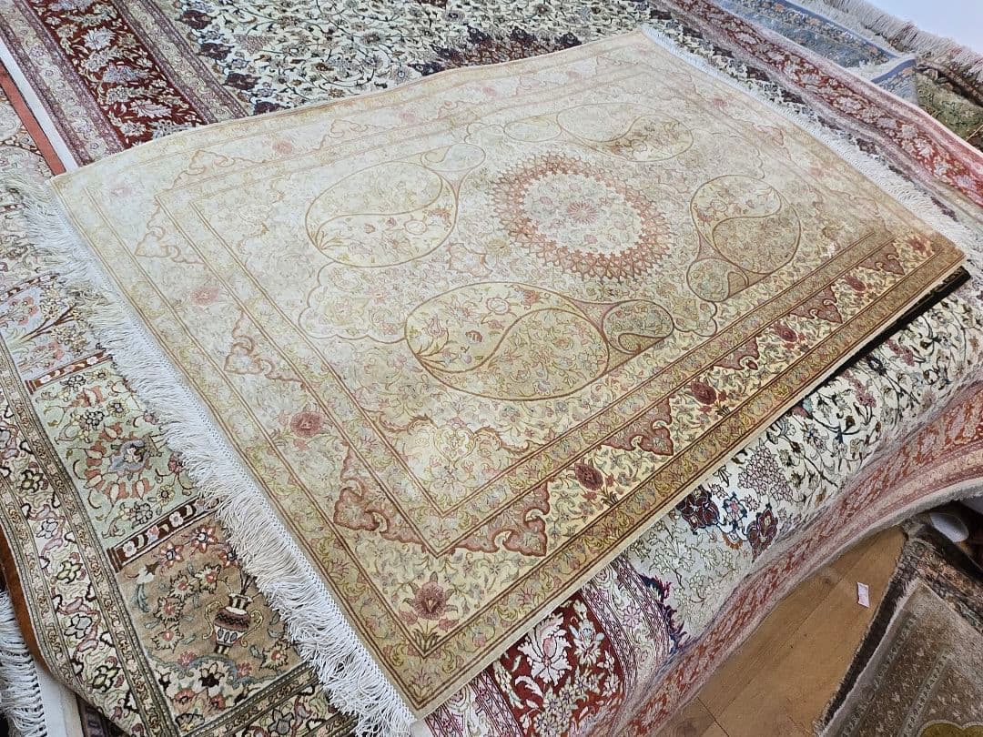 ペルシャ絨毯100%手織りシルク本物保証書クム産綺麗な色150cm×100cm