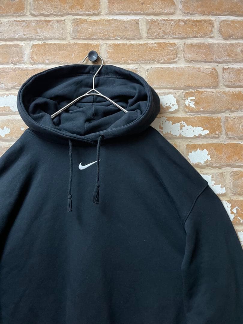 NIKE ナイキ　パーカー　センターロゴ　刺繍　ワンポイント　黒　スウォッシュ