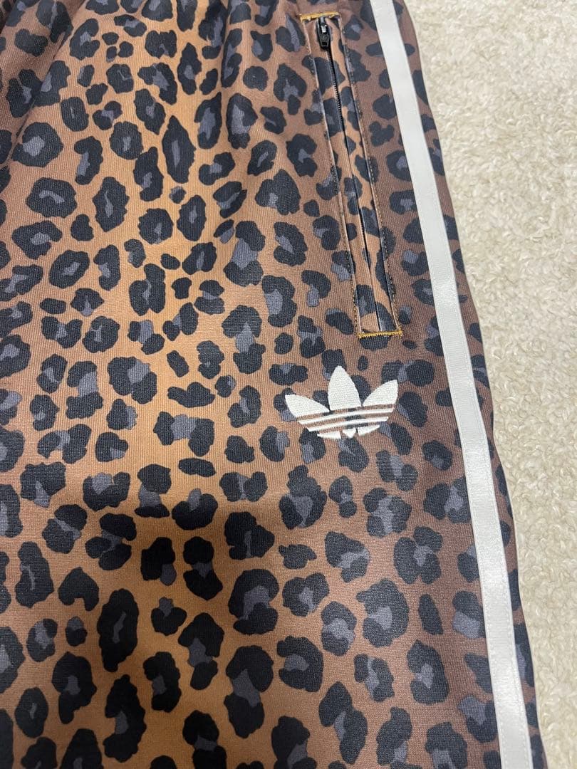 完売品　adidasレオパード トラックパンツ L