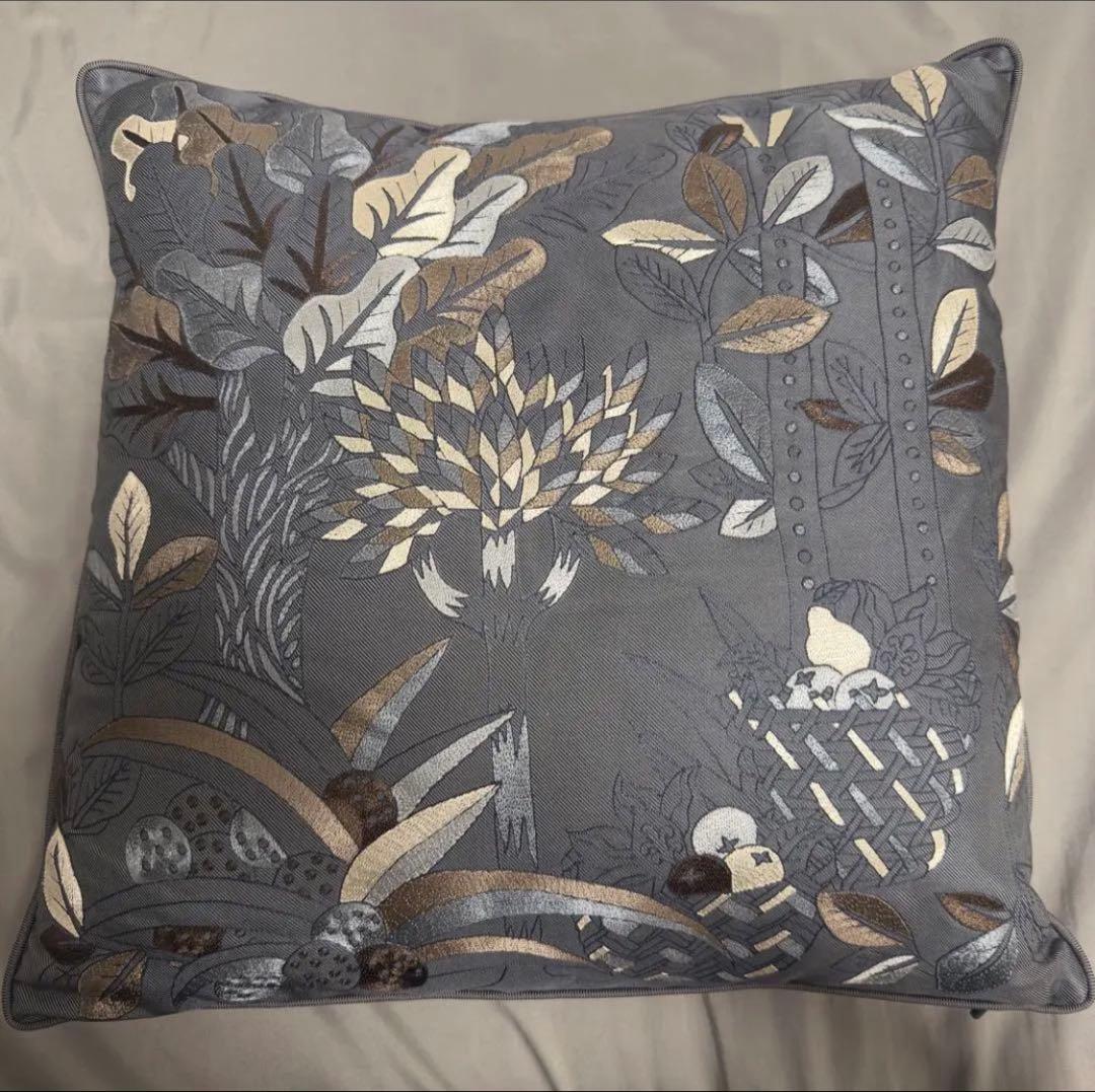 未使用 HERMES エルメス クッション 刺繍デザイン