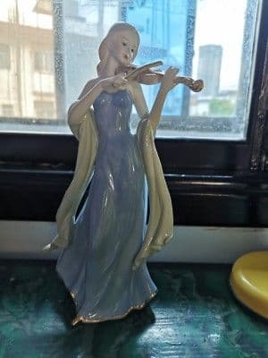 美しくデザインされた家具置物少女バイオリン