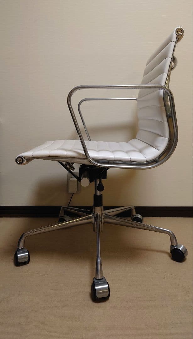 お値下げ　美品　イームズ　アルミナム ハーマンミラー　 リプロダクト
