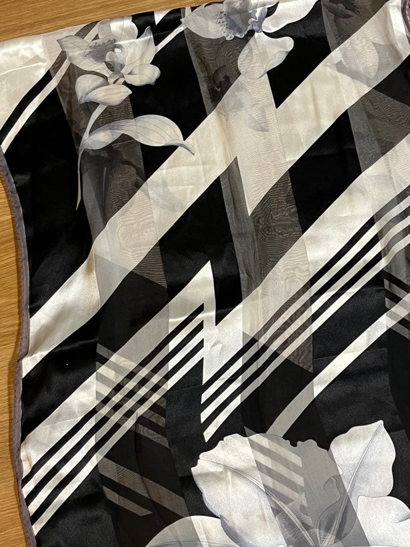 サリーLEONARD レオナール シルク花柄ストール ブラック/ホワイト