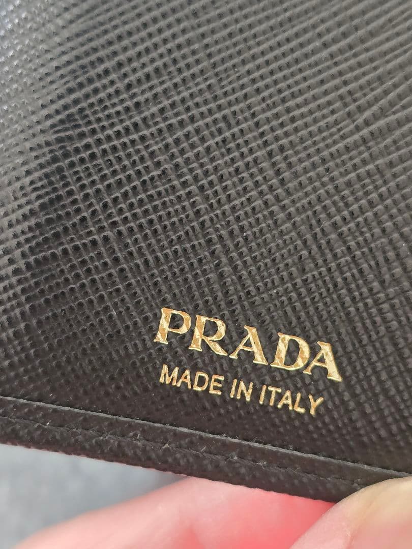 PRADA ブラックレザー 2つ折り財布