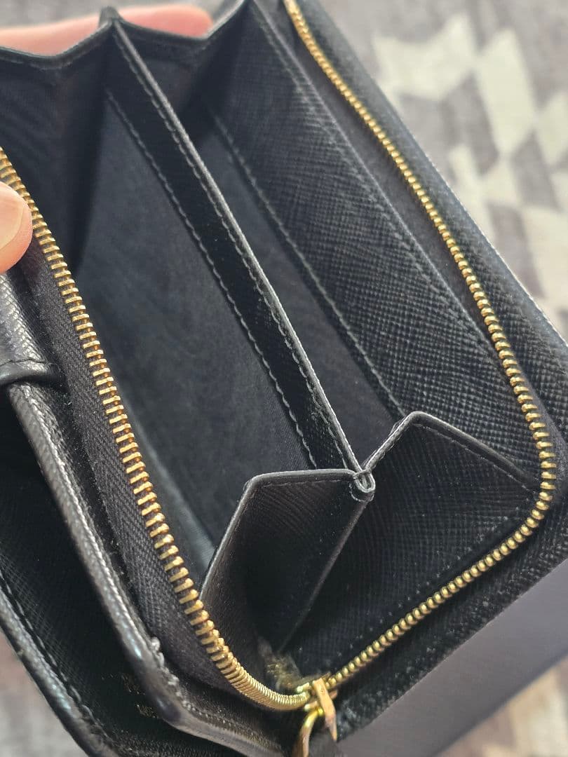 PRADA ブラックレザー 2つ折り財布
