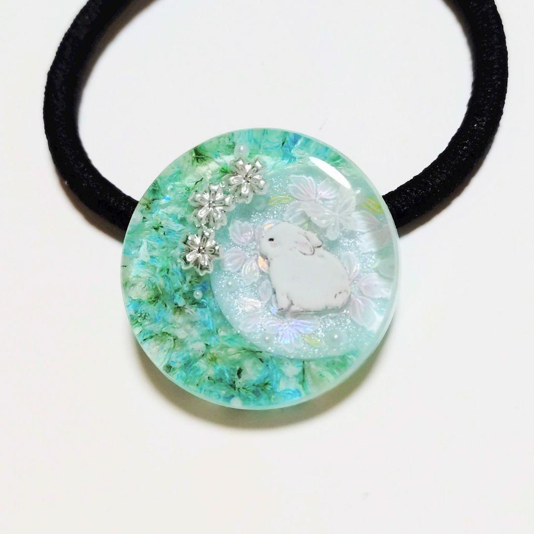 No.435　レジン ヘアゴム キーホルダー ピンバッジ うさぎ桜透け感あり