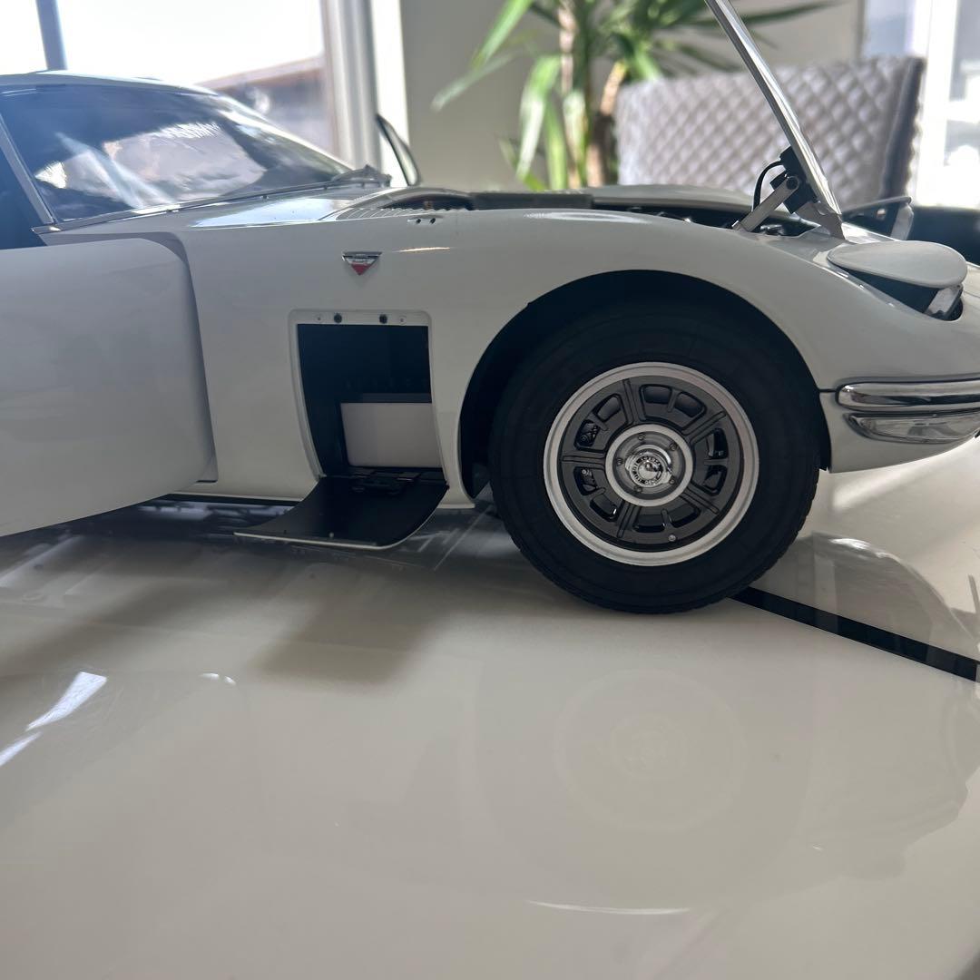 貴重なトヨタ 2000GT 1/8スケール完成版 コレクション価値のあるモデル
